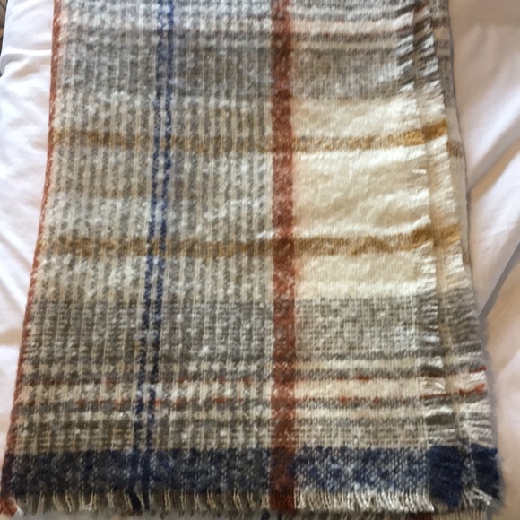 Lucky Brand Wrap/Scarf - Picture 3 of 4